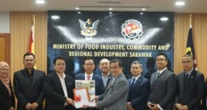 SARIB NGAMBI ALIH STESYEN PANSIK SIMILAJAU, NGENEGAPKA INDUSTRI GETAH SARAWAK
