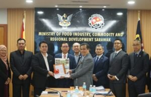 SARIB NGAMBI ALIH STESYEN PANSIK SIMILAJAU, NGENEGAPKA INDUSTRI GETAH SARAWAK